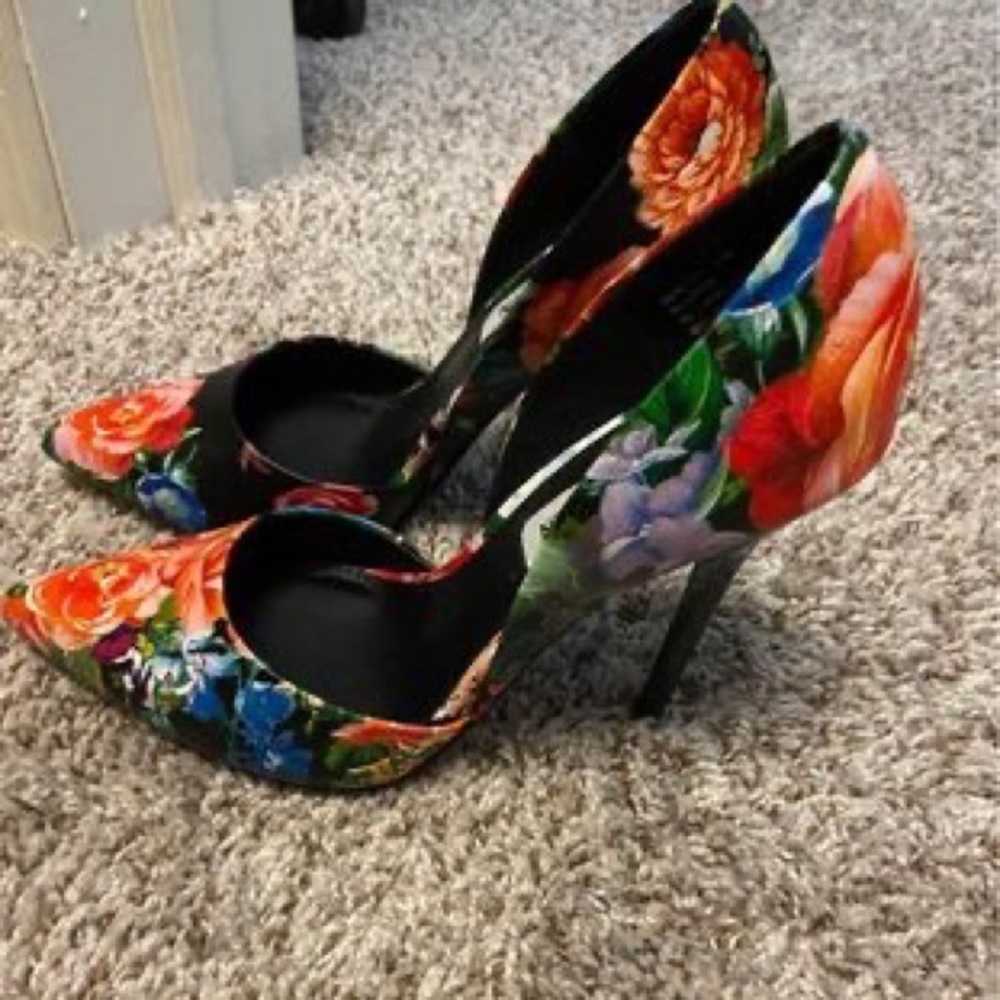 LIKE NEW Steve Madden floral pumps 👠